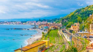 Na włoską wyspę dojedziesz pociągiem. Widoki i wrażenia niezapomniane 