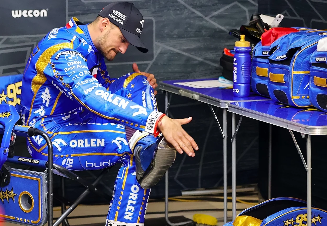 Bartosz Zmarzlik w swoim boksie. Grand Prix na PGE Narodowym. Bartosz Zmarzlik w swoim boksie. Grand Prix na PGE Narodowym.