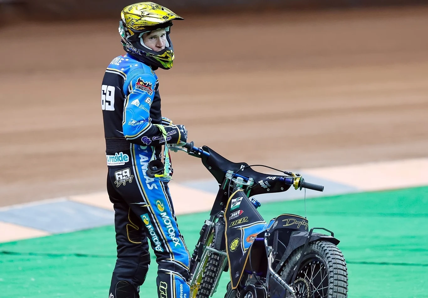 Jason Doyle z motocyklem na murawie PGE Narodowego. Defekt motocykla, utrata ciśnienia w oponie.