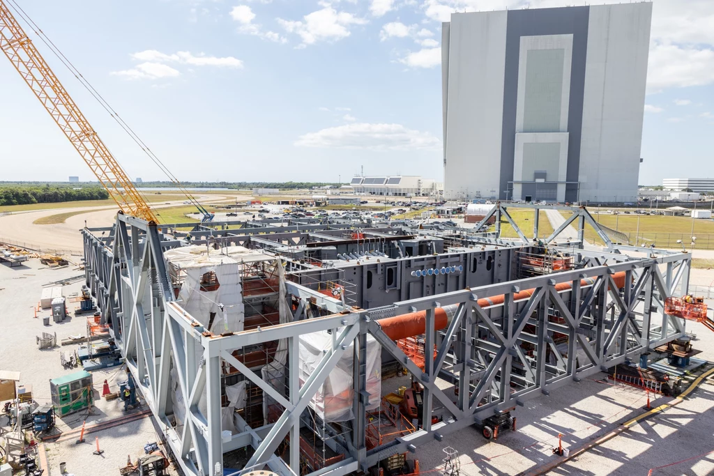 NASA buduje pojazd "Mobile Launcher 2" w centrum na Florydzie.