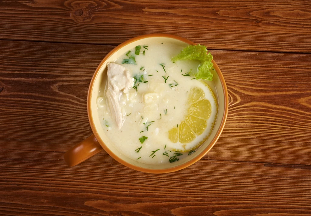 Jak przygotować tradycyjną grecką zupę cytrynowo-jajeczną?