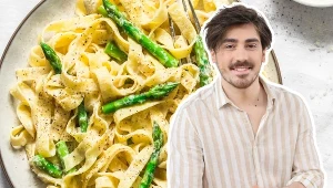Wyborny makaron ze szparagami i sosem serowym. Przepis od Mattea Brunettiego 