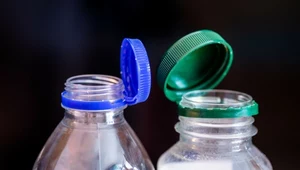 Nakrętki, których nie da się oderwać od butelki to element walki z nadmierną ilością plastiku na świecie