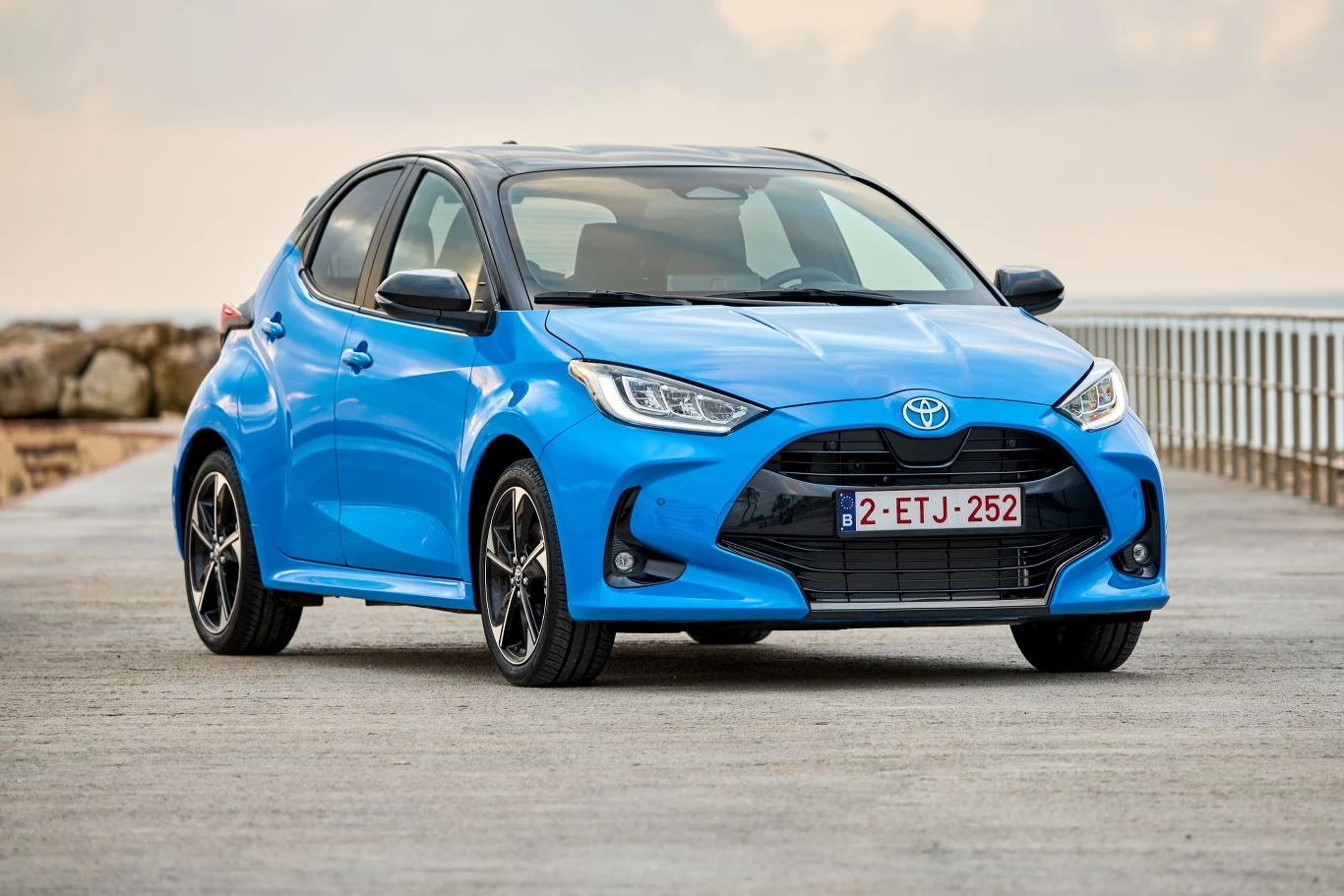 Po modernizacji czwarta generacja Toyoty Yaris wyposażona została w nowy, mocniejszy napęd hybrydowy.