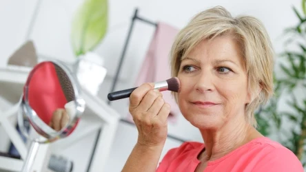 Makijaż dla dojrzałych kobiet. Jakiego kosmetyku unikać?