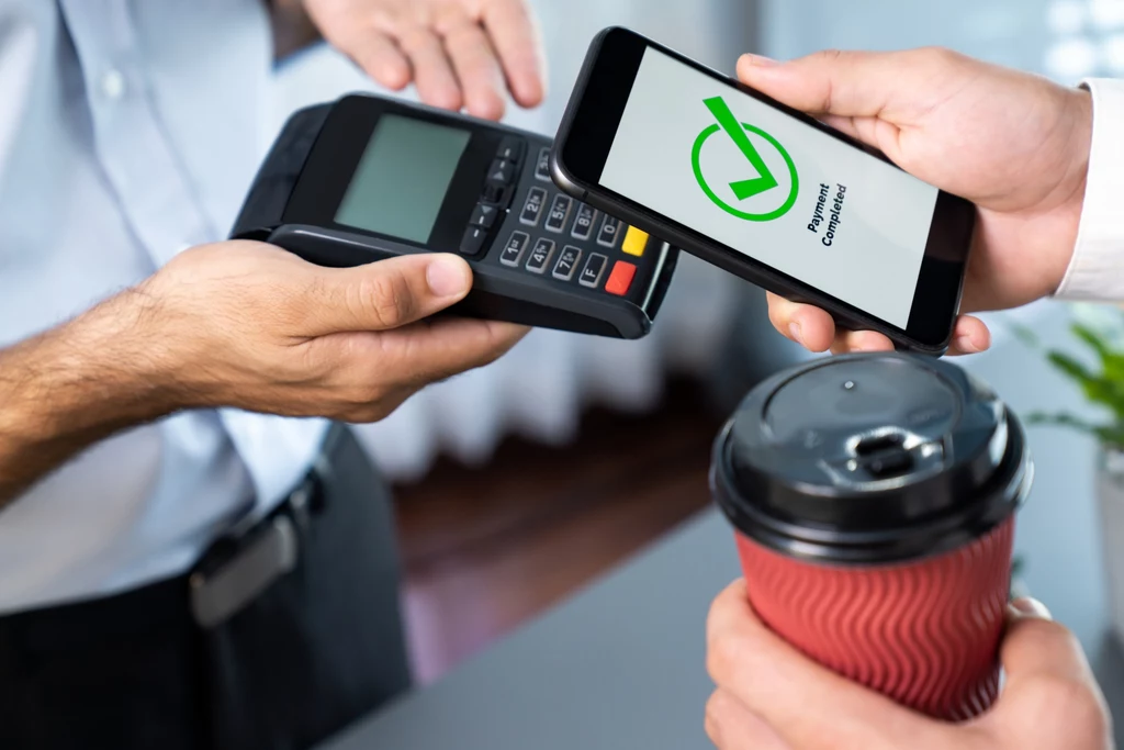 Płacenie telefonem odbywa się zbliżeniowo z użyciem Google Pay, Apple Pay i BLIK.