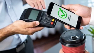 Płacenie telefonem odbywa się zbliżeniowo z użyciem Google Pay, Apple Pay i BLIK.