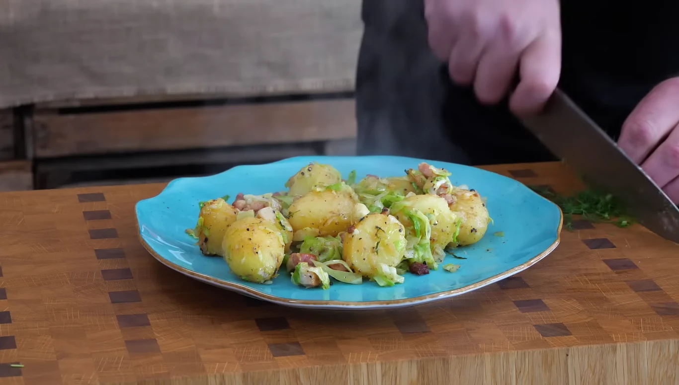 Młode ziemniaki z kapustą to doskonały przepis na obiad