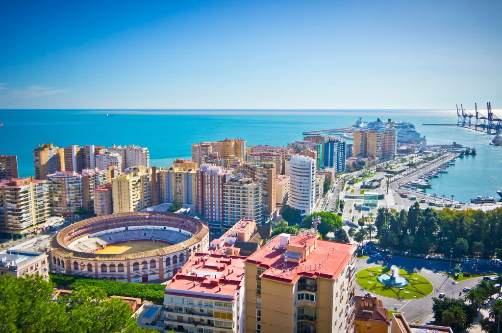 Malaga to hiszpańskie miasto, położone nad Morzem Śródziemnym. To najbardziej słoneczne miasto w Europie. Malaga to hiszpańskie miasto, położone nad Morzem Śródziemnym. To najbardziej słoneczne miasto w Europie.