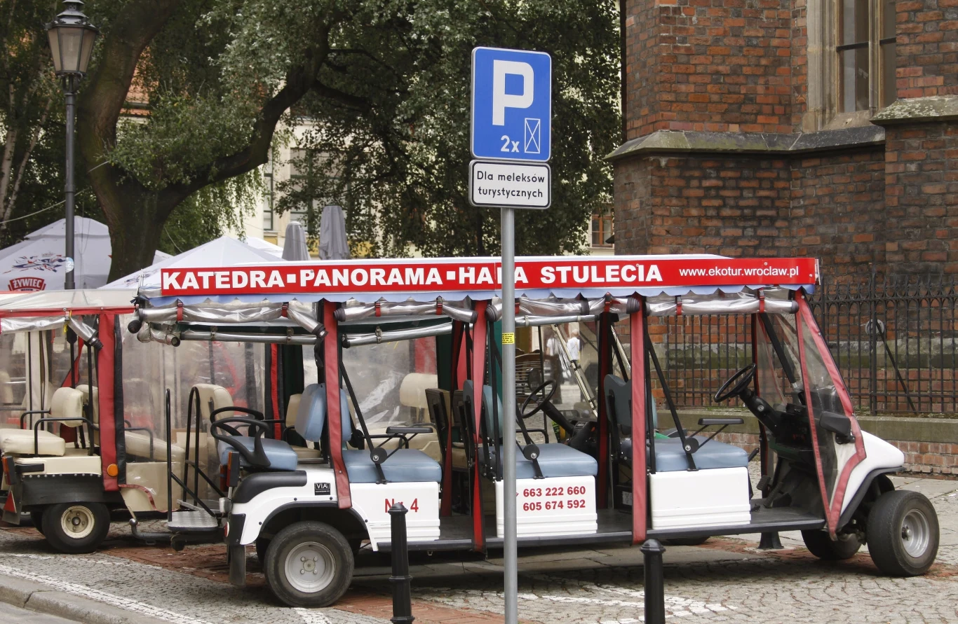 Meleksy stały się częstym widokiem na ulicach polskich miast. Od lat wożą turystów Meleksy stały się częstym widokiem na ulicach polskich miast. Od lat wożą turystów