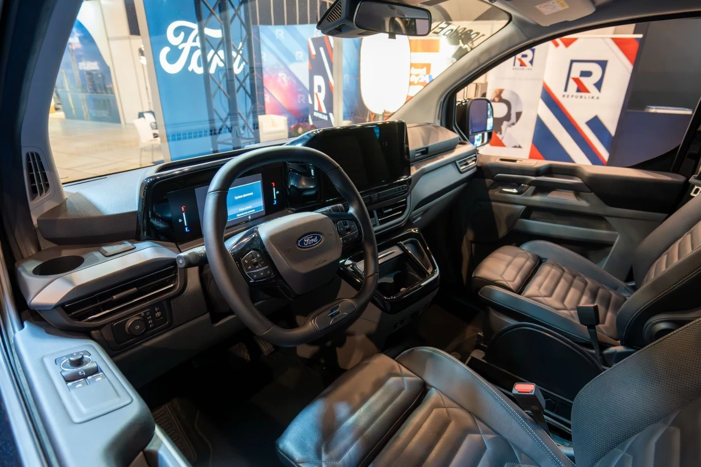 Ford E-Tourneo Custom dostępny jest w trzech wersjach wyposażenia - podstawowej Limited i dwóch równoległych, czyli Active i Titatnium X. 