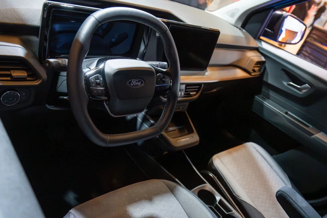 Ford E-Transit Courier dostępny będzie łącznie w czterech wariantach wyposażenia.