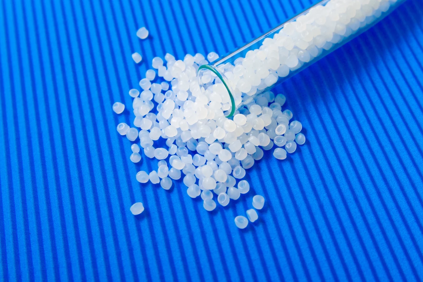 Naukowcy opracowali tworzywo sztuczne, które ulega szybszej degradacji dzięki dodatkowi specjalnie zaprojektowanego szczepu bakterii Naukowcy opracowali tworzywo sztuczne, które ulega szybszej degradacji dzięki dodatkowi specjalnie zaprojektowanego szczepu bakterii