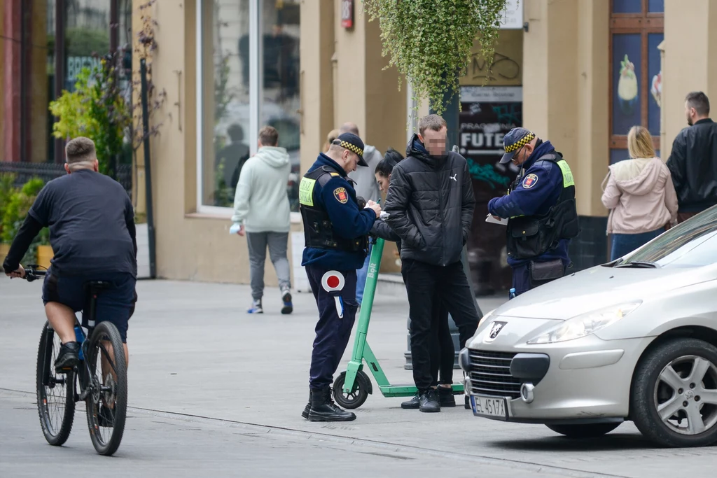 Nieodpowiedzialna jazda elektryczną hulajnogą może skończyć się wypadkiem lub mandatem