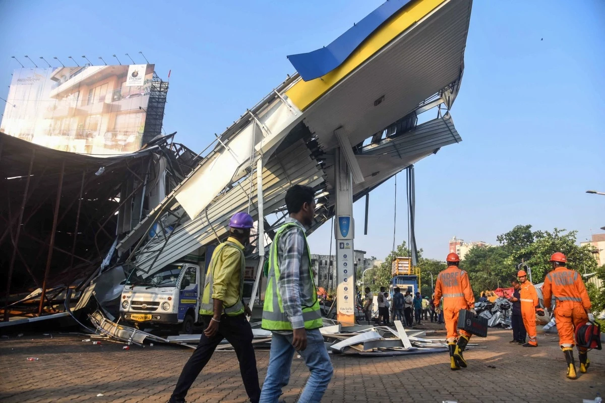 Indie. Tragedia po upadku billboardu w Mumbaju Indie. Tragedia po upadku billboardu w Mumbaju