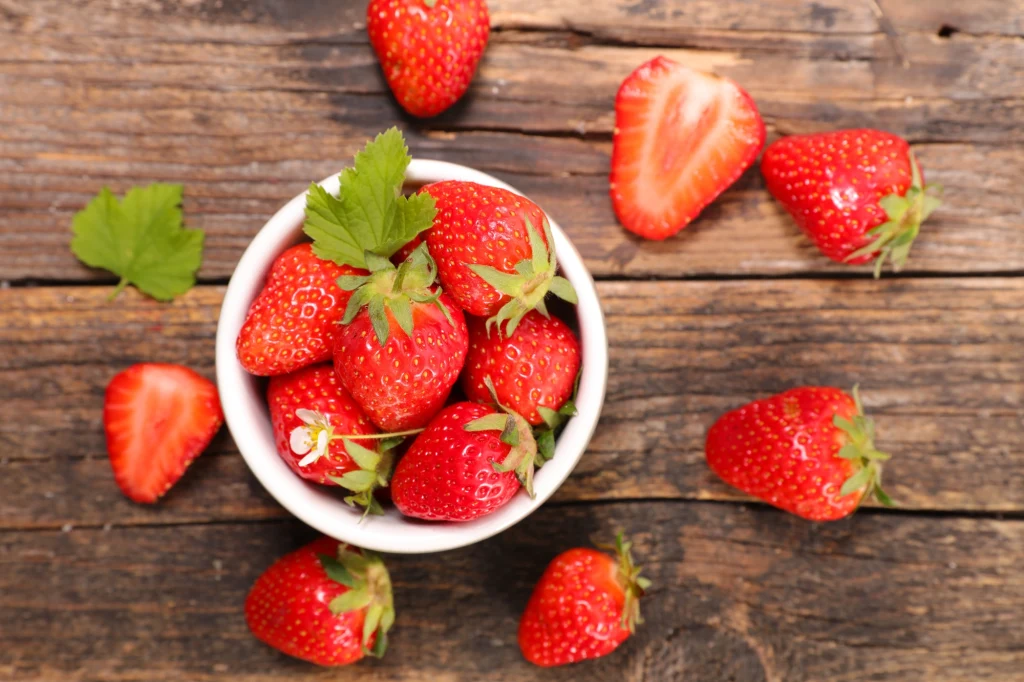 Truskawki w 90% składają się z wody. Truskawki w 90% składają się z wody.