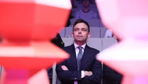 Minister finansów Andrzej Domański podczas turnieju szachowego Grand Chess Tour Superbet Rapid & Blitz Poland 2024 w Warszawie. Czy minister dokona udanych roszad w systemie finansowania samorządów?