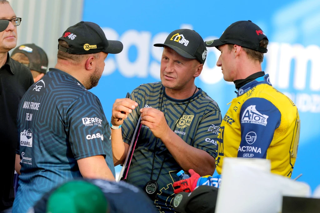 Mirosław Duda, mechanik w rozmowie z trenerem Robertem Kościechą. Z prawej Max Fricke. Mirosław Duda, mechanik w rozmowie z trenerem Robertem Kościechą. Z prawej Max Fricke.