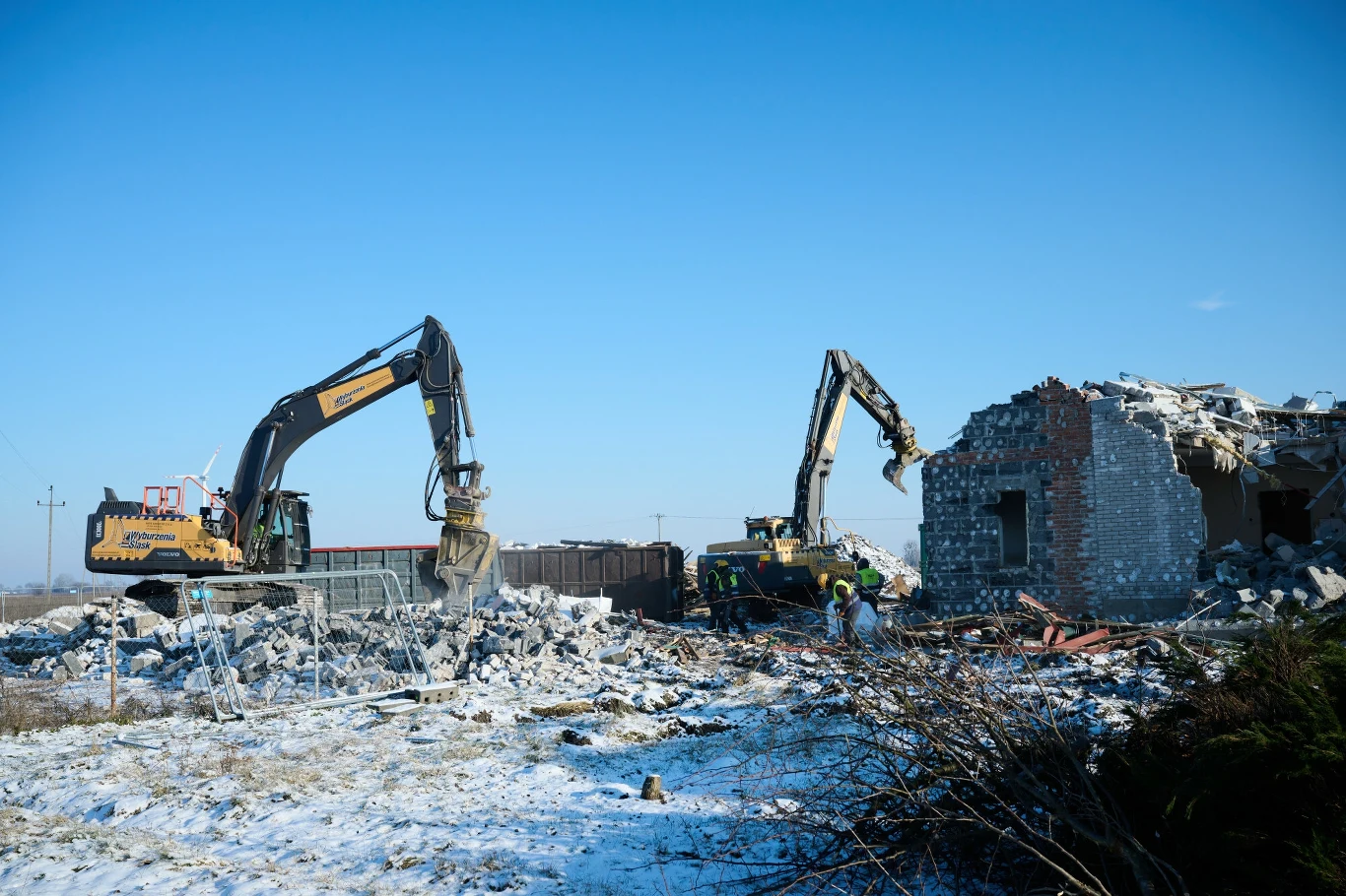 Projekt CPK został zaprezentowany w lipcu 2023 r. Na zdjęciu rozbiórka budynków pod budowę w gminie Baranów. Zdjęcie ilustracyjne Projekt CPK został zaprezentowany w lipcu 2023 r. Na zdjęciu rozbiórka budynków pod budowę w gminie Baranów. Zdjęcie ilustracyjne
