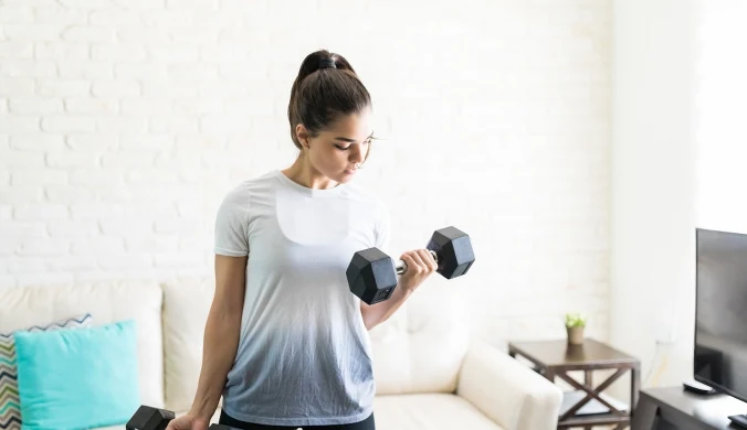 Ćwiczenia z hantlami na piękne ręce i mocne plecy. W ten sposób szybko poprawisz sylwetkę.