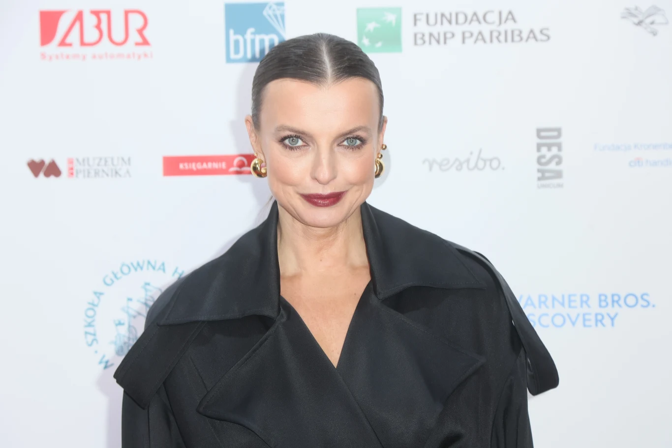 Katarzyna Sokołowska postawiła na spódnicę w kolorze, który jest niezwykle trendy w tym sezonie