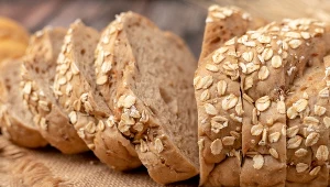 ​Ten mięciutki chleb proteinowy zrobisz z 2 składników. Nie potrzebujesz mąki ani drożdży