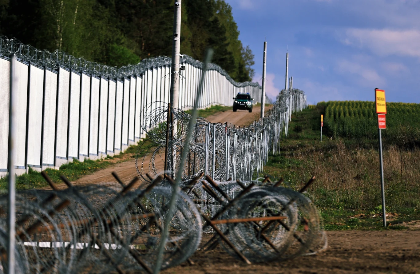 Częścią inicjatywy Tarcza Wschód ma być budowa m.in. drugiej zapory oraz wież na granicy z Białorusią Częścią inicjatywy Tarcza Wschód ma być budowa m.in. drugiej zapory oraz wież na granicy z Białorusią