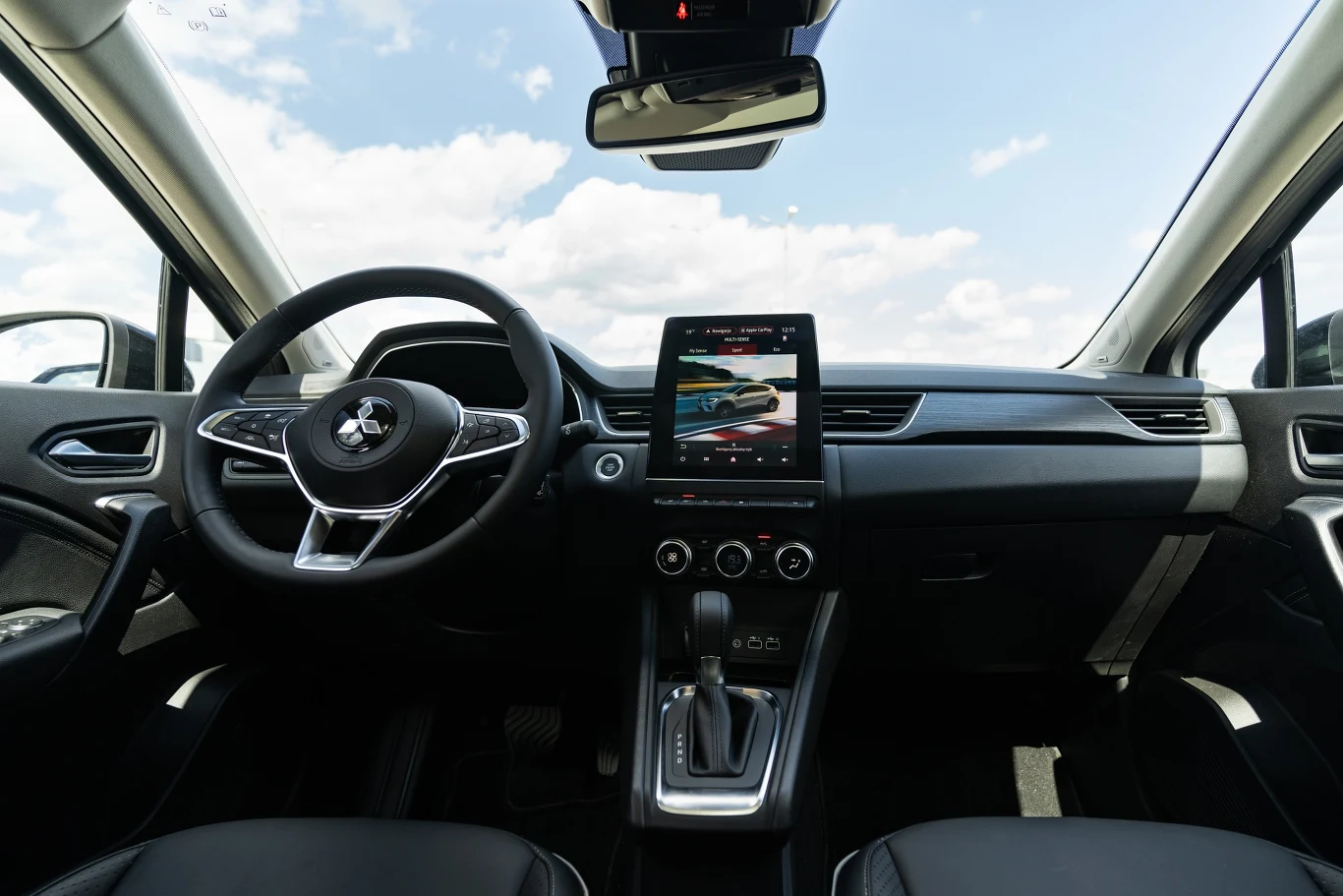Kokpit ASX-a do złudzenia przypomina wnętrze Renault. W gruncie rzeczy różni je tylko znaczek na kierownicy. Kokpit ASX-a do złudzenia przypomina wnętrze Renault. W gruncie rzeczy różni je tylko znaczek na kierownicy.