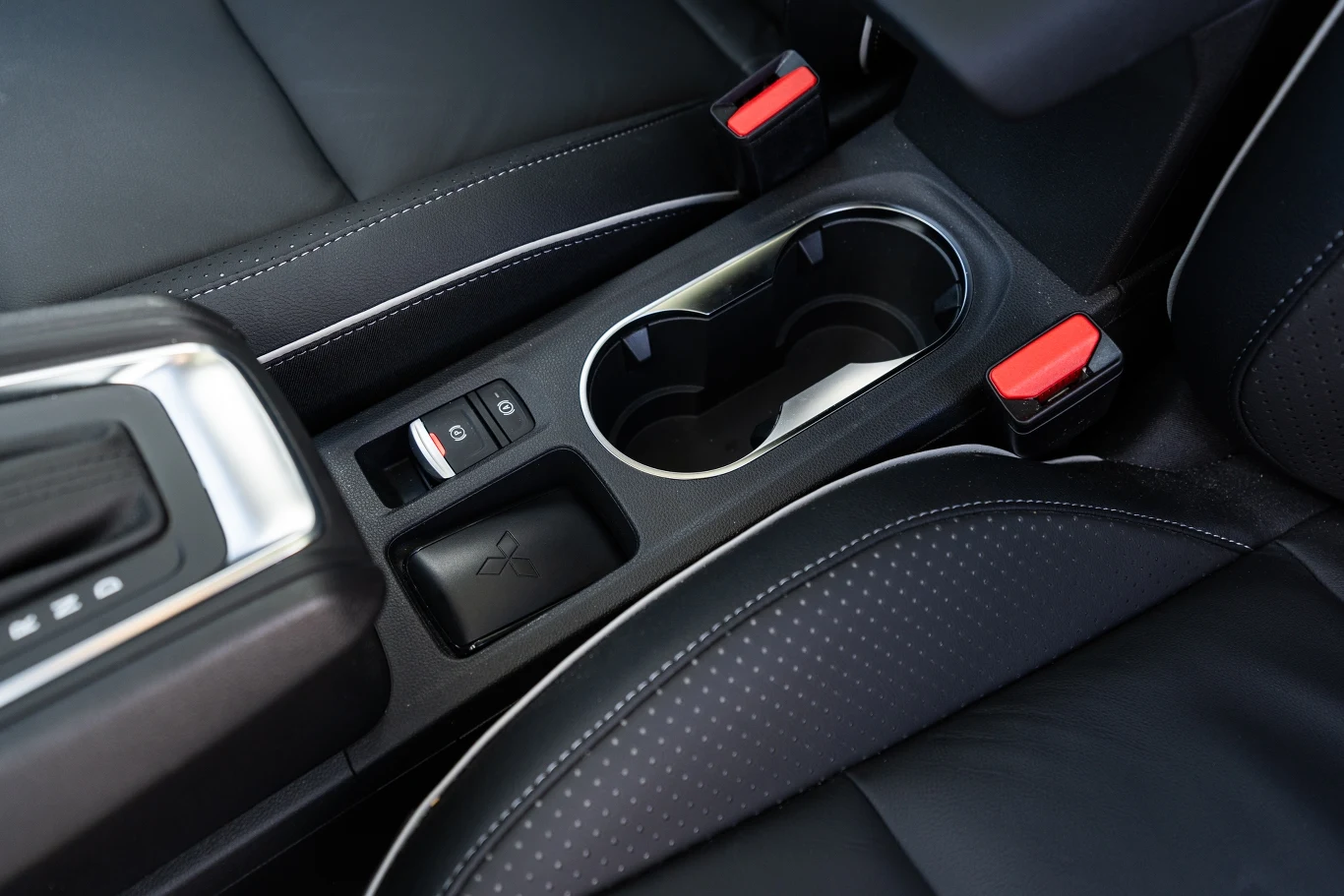 W kabinie Mitsubishi ASX jest sporo schowków i kieszeni. W tunelu środkowym znajdziemy też dedykowane miejsce na kartę. W kabinie Mitsubishi ASX jest sporo schowków i kieszeni. W tunelu środkowym znajdziemy też dedykowane miejsce na kartę.