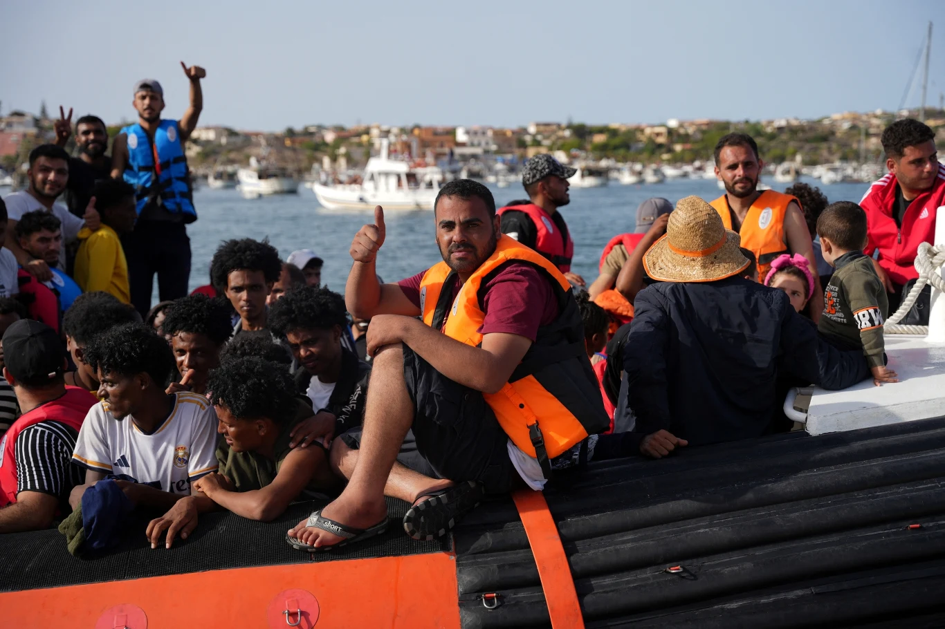 Migranci na włoskiej wyspie Lampedusa