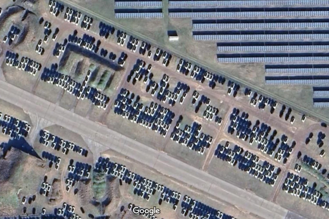Tesla wynajęła lotnisko w Neuhardenberg, by nie powstawały "zatory". Nowy magazyn może pomieścić do 5 tys. samochodów. Tesla wynajęła lotnisko w Neuhardenberg, by nie powstawały "zatory". Nowy magazyn może pomieścić do 5 tys. samochodów.
