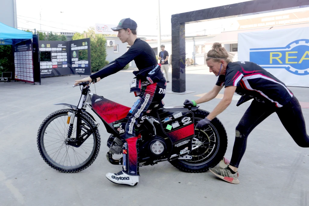 William Drejer z mamą w roli mechanika.