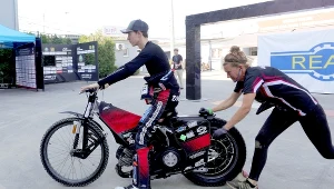 William Drejer z mamą w roli mechanika.