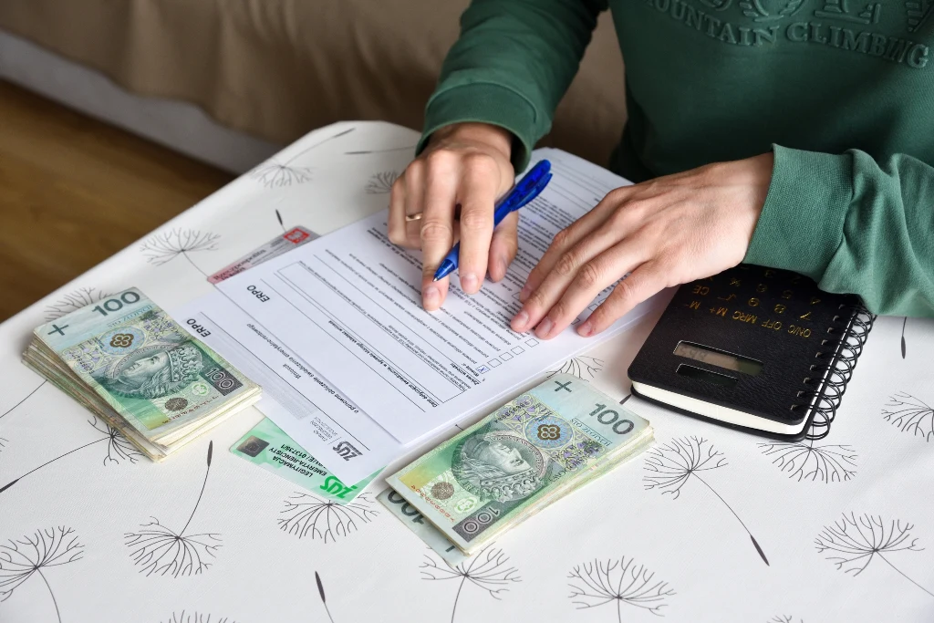 Obecni 30-latkowie muszą zarabiać od  6200 do blisko 9800 zł brutto, aby otrzymać 5 tys. zł emerytury