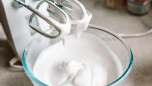 Dodaj kilka kropel do bitej śmietany. Będzie sztywna i puszysta 