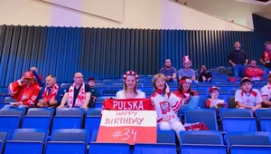 Agnieszka Paprocka-Maciaś z transparentem z okazji urodzin syna Krzyztofa