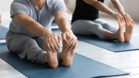 Regularne ćwiczenia rozciągające i siłowe pozwalają utrzymać w zdrowiu mięśnie, kości i stawy