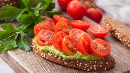 Dieta przeciwzapalna obfituje w świeże warzywa, owoce i zdrowe tłuszcze.