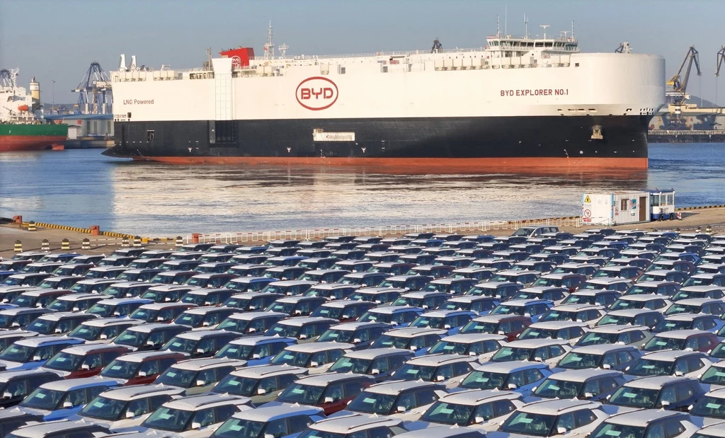 Chińskie statki transportowe wożą tysiące samochodów we wszystkich kierunkach