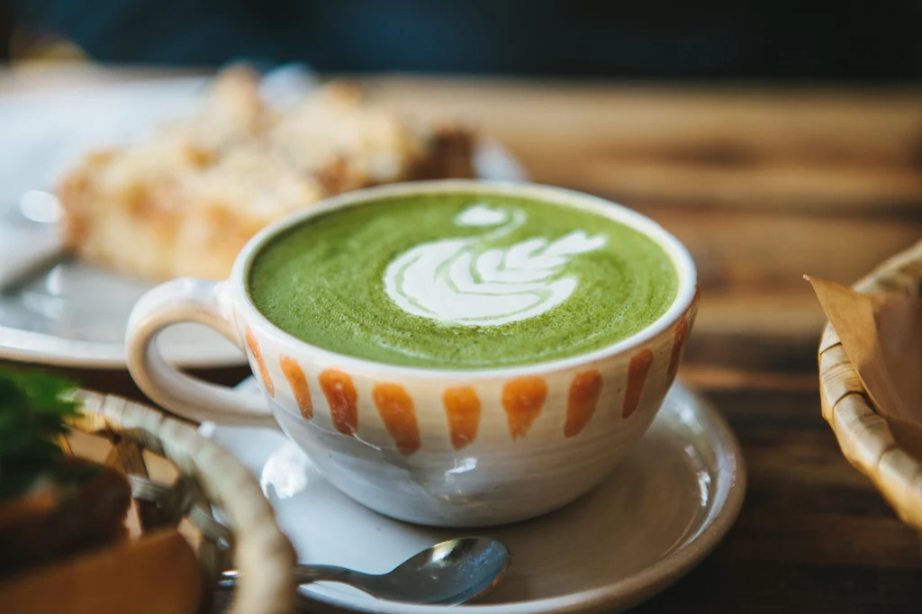 Matcha latte to połączenie zielonej herbaty matcha z mlekiem