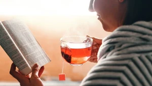 Ile filiżanek czarnej herbaty można dziennie wypić? Czym grozi spożywanie zbyt dużej ilości herbaty? Sprawdzamy