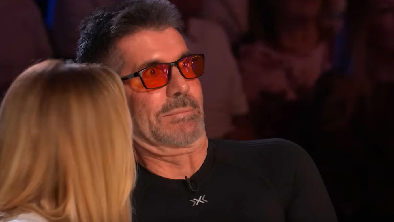 Simon Cowell nie krył zdumienia od samego początku chóry Simply Simon Simon Cowell nie krył zdumienia od samego początku chóry Simply Simon