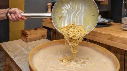 Makaron podaje się prosto z sera Grana Padano