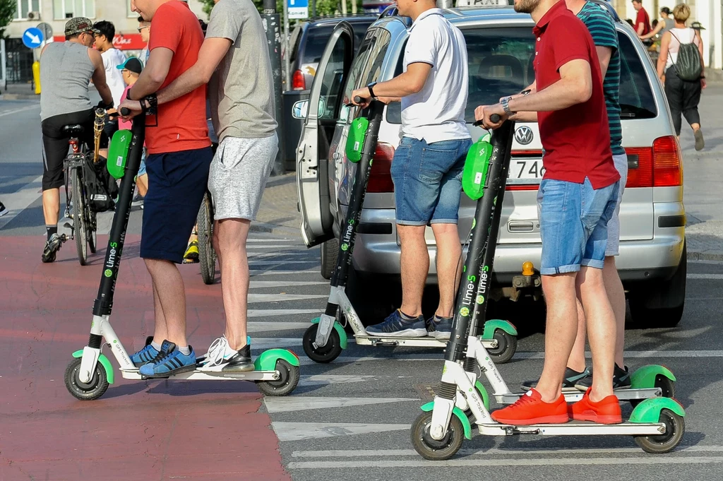 Siodełko zmienia wszystko. Montaż siodełka do e-hulajnogi zamienia ją w pełnoprawny motorower. Potrzebne są ubezpieczenie i dowód rejestracyjny