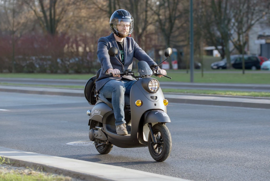 Jakie warunki trzeba spełniać, żeby jeździć motorowerem z prawem jazdy kategorii AM?