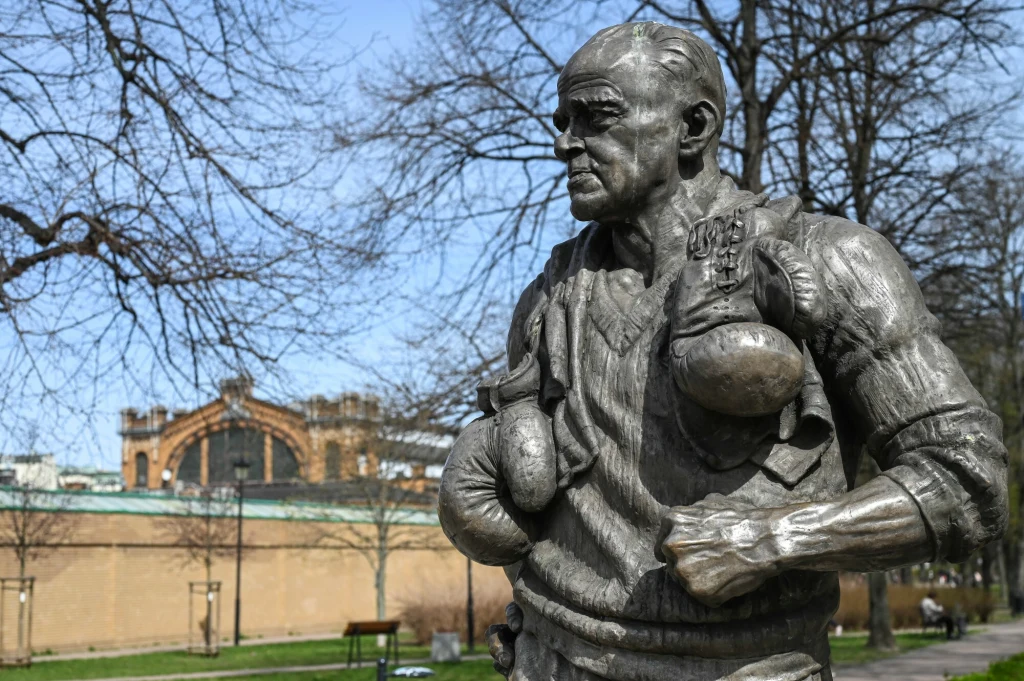 Pomnik trenera bokserskiego Feliksa "Papy" Stamma, w tle Hala Gwardii Pomnik trenera bokserskiego Feliksa "Papy" Stamma, w tle Hala Gwardii