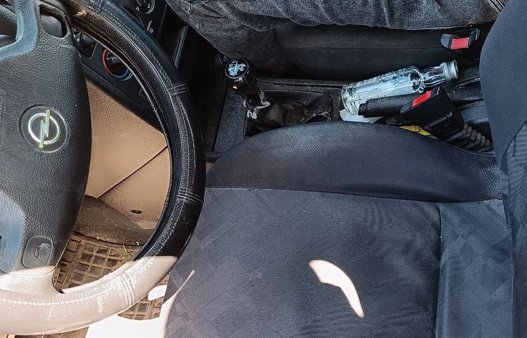 Pijany kierowca Opla trzymał butelkę wódki pod ręką