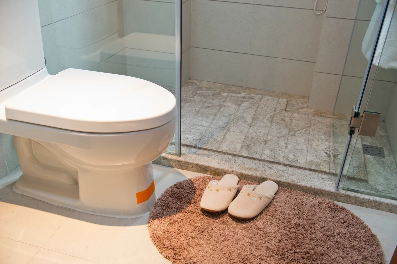 Jeśli masz w domu kilka łazienek, korzystasz z wielu dywanów i mat, rozważ zakup odkurzacza piorącego