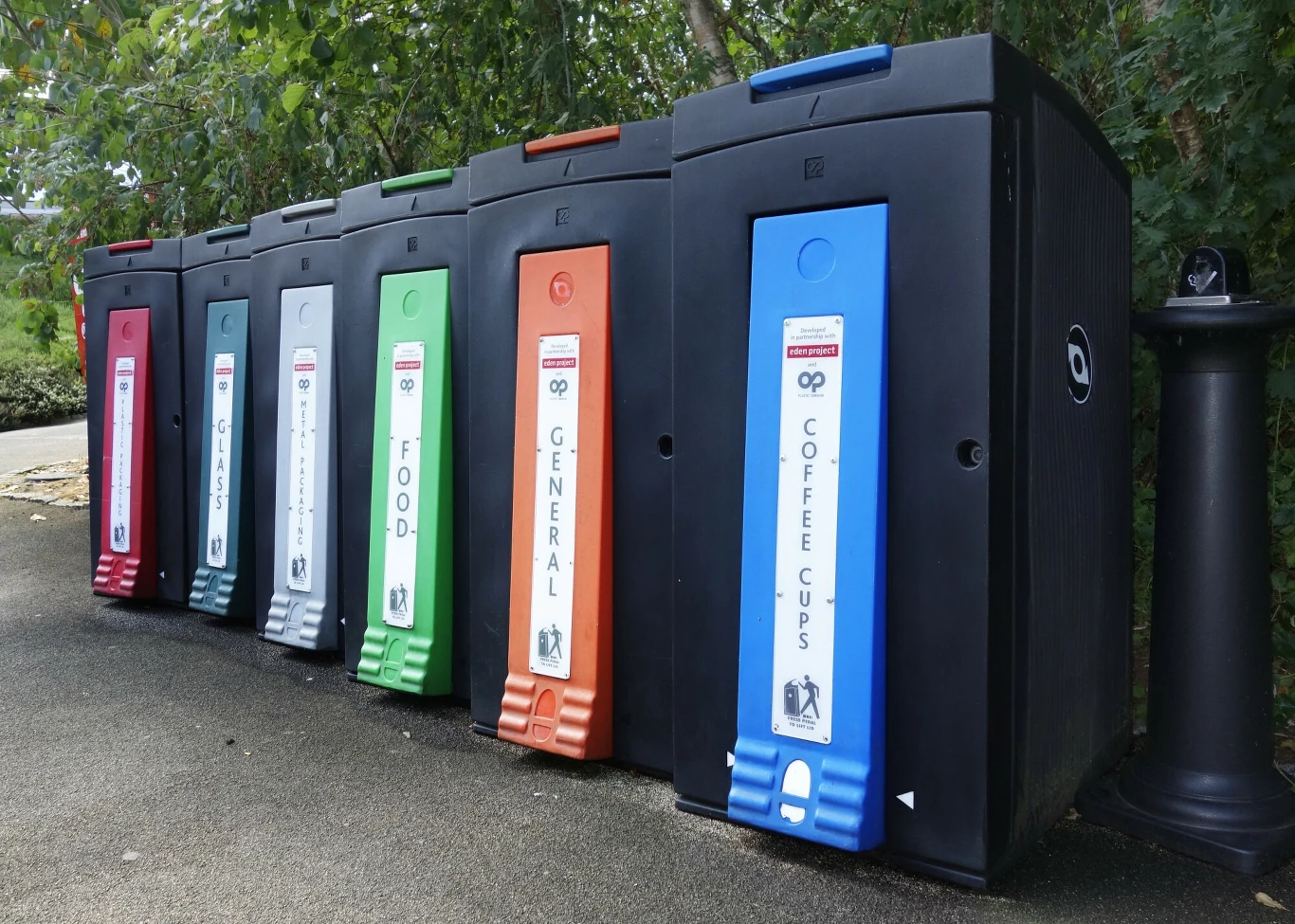 Ze względu na brak ujednoliconych zasad zbiórki odpadów w Anglii można znaleźć pojemniki na śmieci w niemal wszystkich kolorach tęczy Ze względu na brak ujednoliconych zasad zbiórki odpadów w Anglii można znaleźć pojemniki na śmieci w niemal wszystkich kolorach tęczy