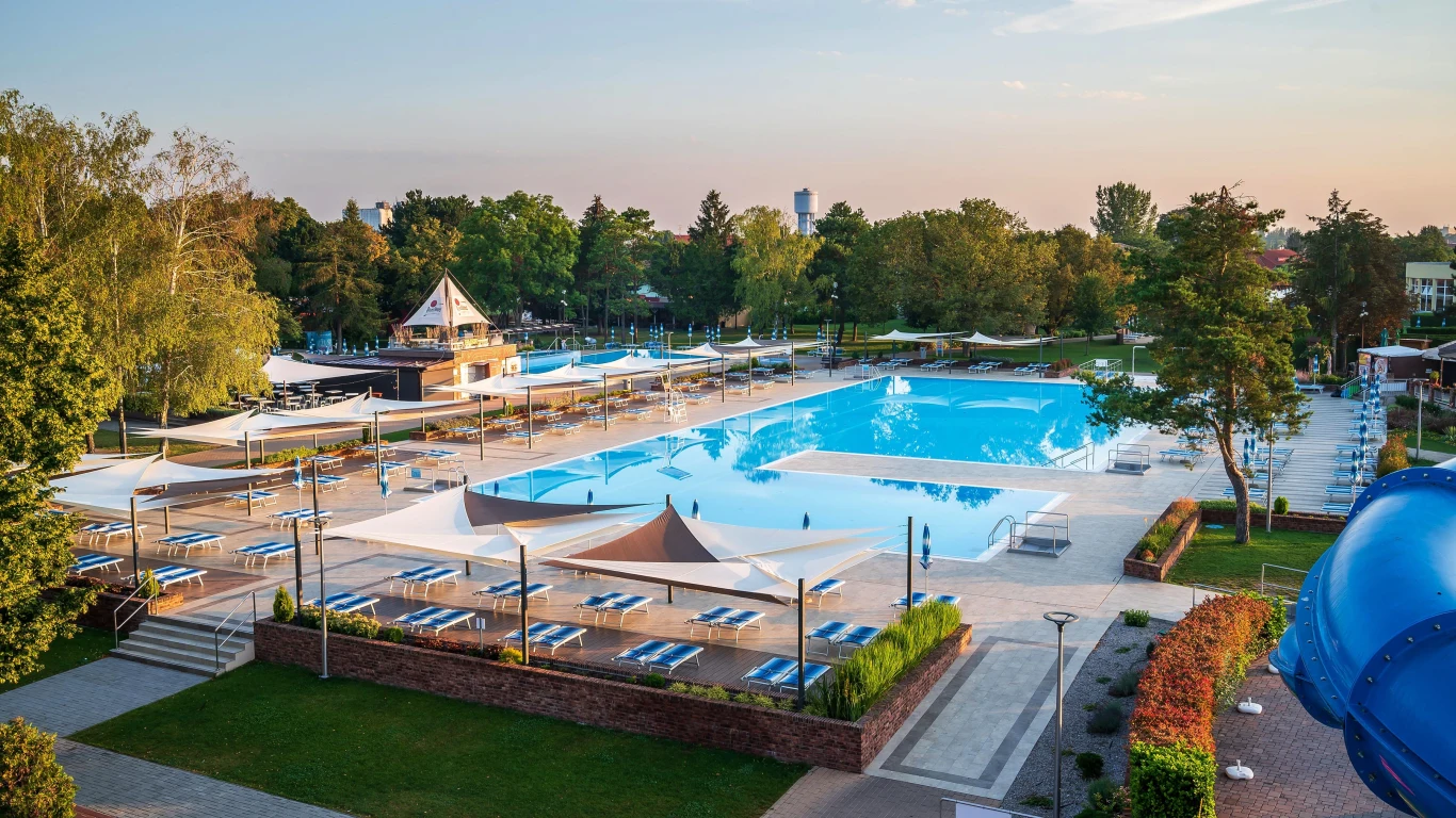 Thermalpark Dunajská Streda. Na terenie ośrodka działa 10 krytych i zamkniętych basenów, w których woda sięga 39 st. Celsjusza Thermalpark Dunajská Streda. Na terenie ośrodka działa 10 krytych i zamkniętych basenów, w których woda sięga 39 st. Celsjusza